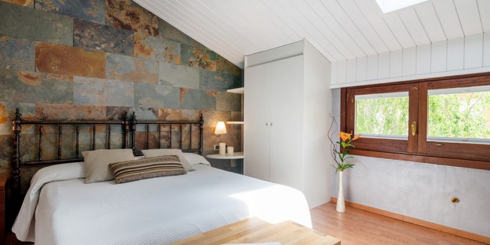 The tones of stone and wood give the Superior bedrooms warm, rustic touches. With air-conditioning, some of them have a wooden ceiling (attic) with skylights so you can see the stars on still nights.